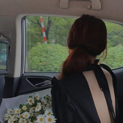 超模之女恋爱脑怒怼网友，被批炫富，前后半年引热议